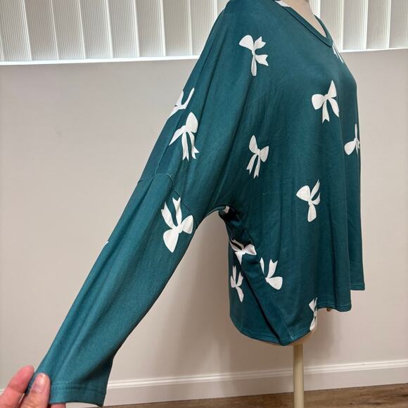NWT HOPELY Green Bow Print Women's Long Sleeve Top Plus Size 2XL - Picture 2 of 5